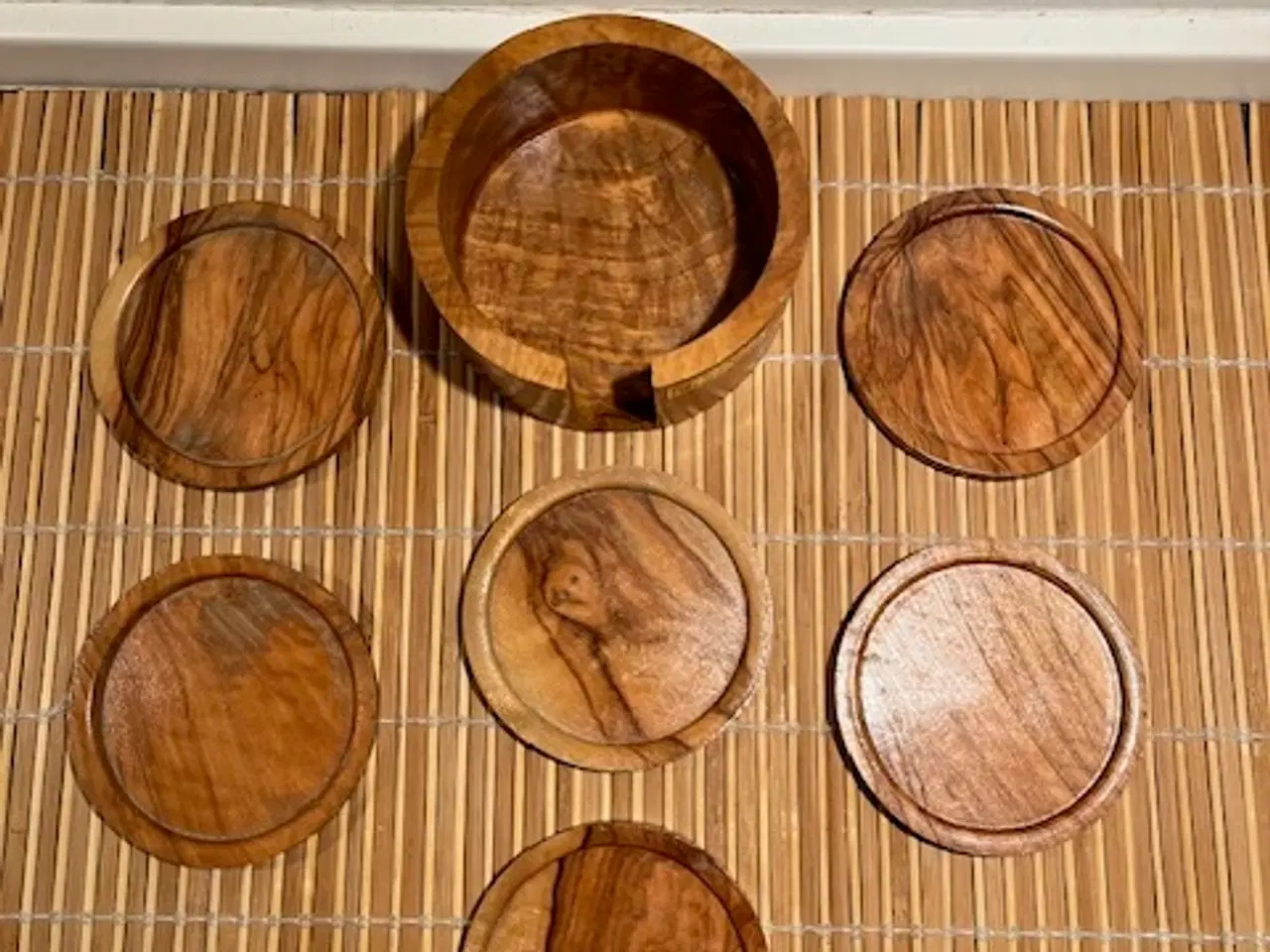 Billede 7 - Smukt og autentisk sæt ølbrikker i spansk oliventr