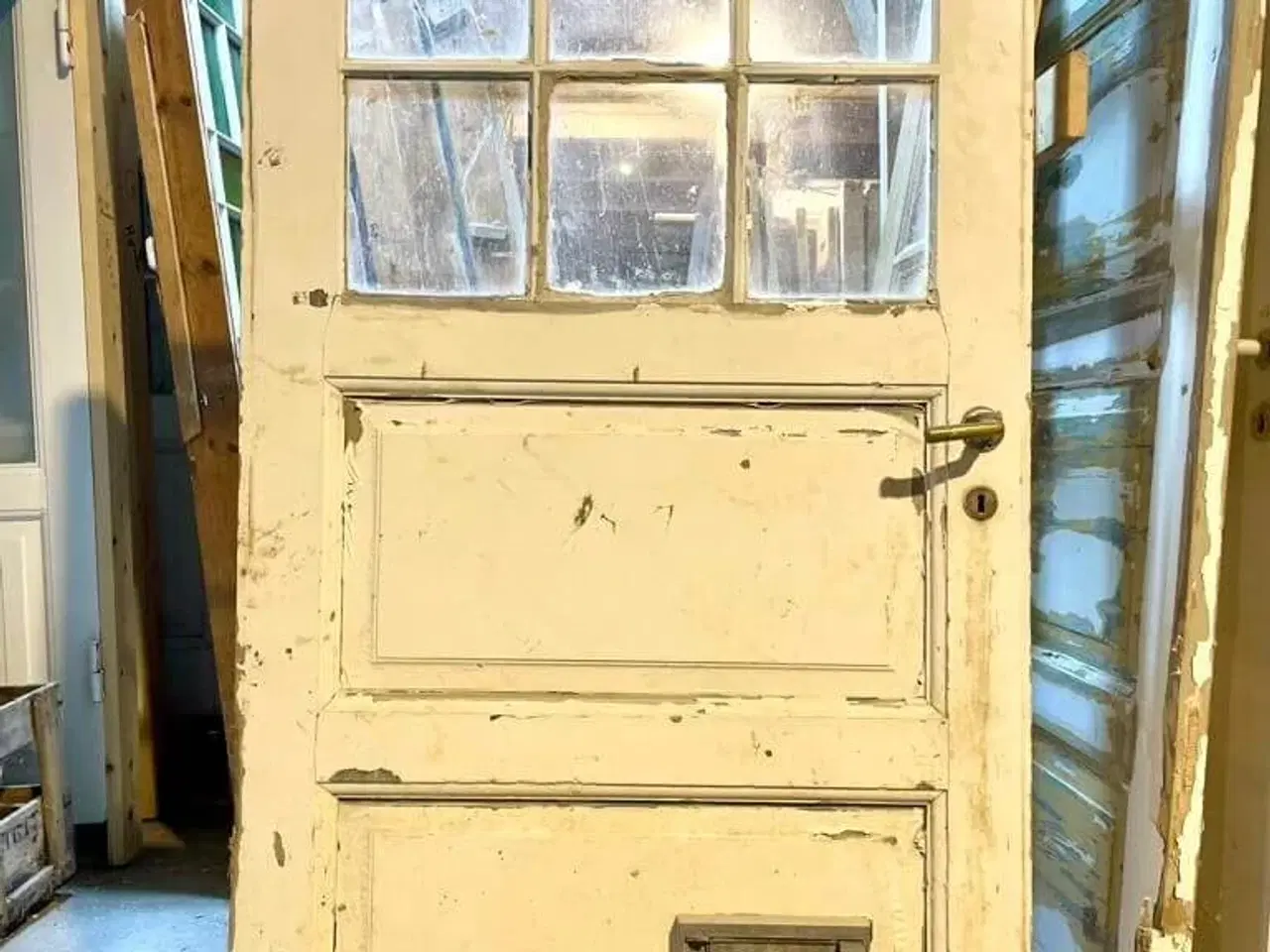 Billede 2 - Bred og lav kælderddør m. 6 ruder