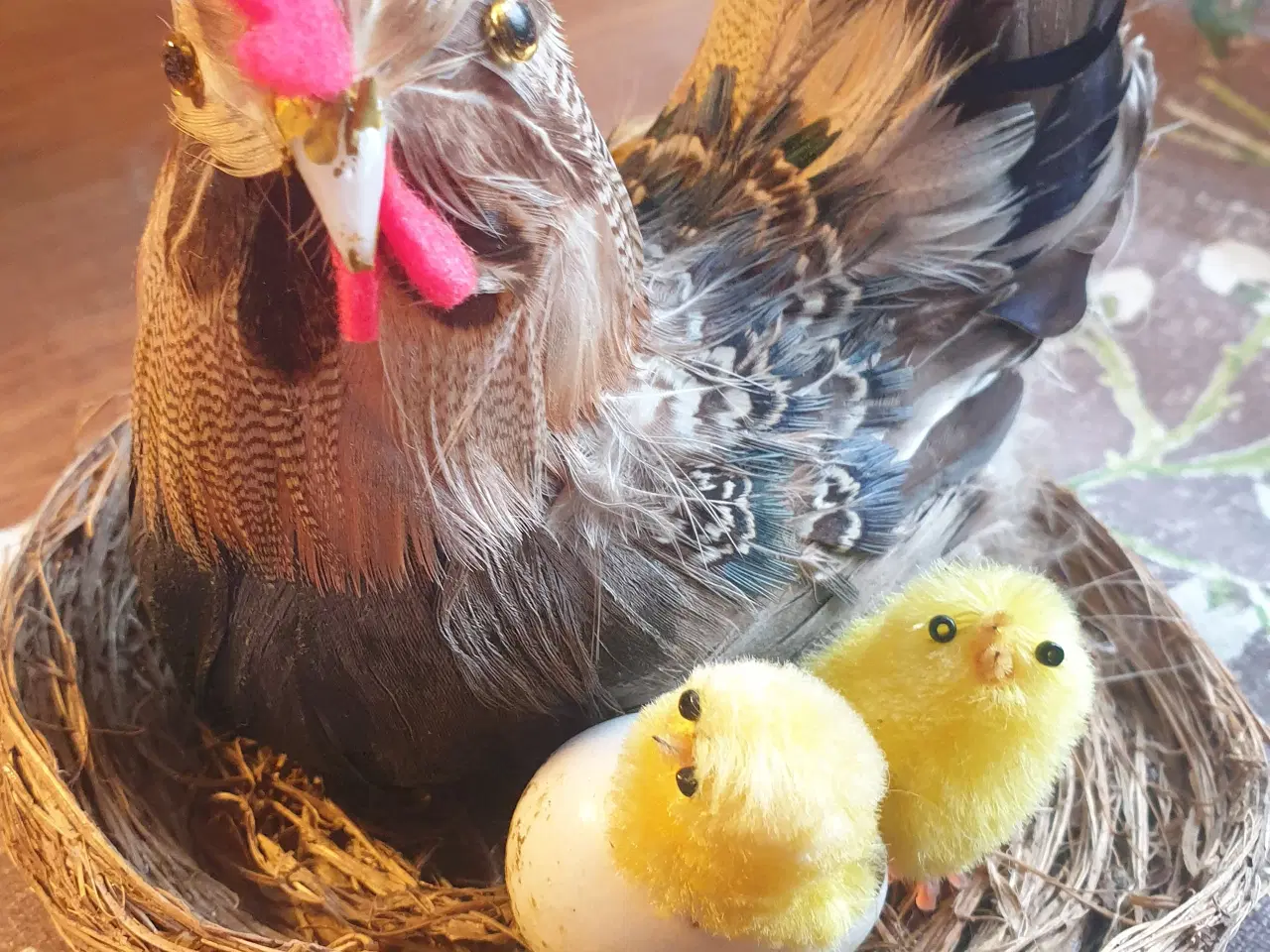 Billede 2 - Påske Hønemor på reden med 2 Påskekyllinger     