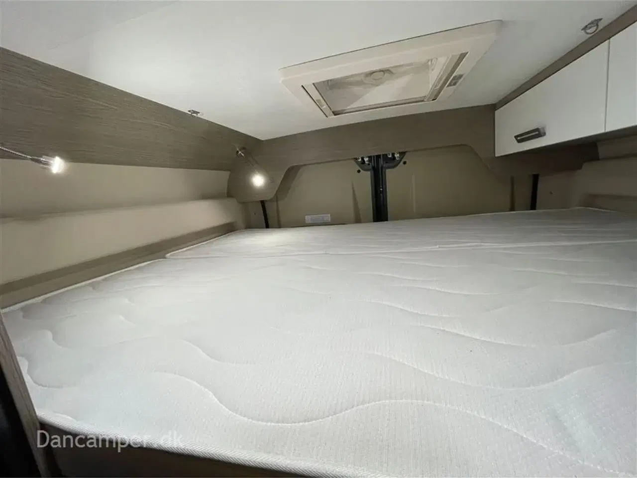 Billede 16 - 2023 - Chausson ROAD LINE V594 VIP MAX   UNDER KLARGØRING! Super spændende, kort van med to dobbeltsenge på tværs i køjesystem. 2,2, L motor , 140 HK, solcelle og markise m.m.