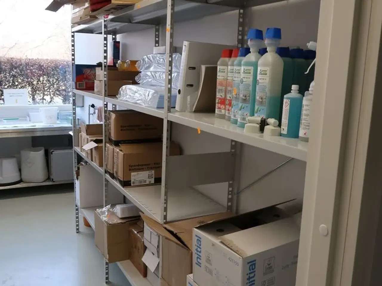 Billede 1 - 3 fag lagerreoler med div. Rengøringsmidler, rengøringsartikler m.m.