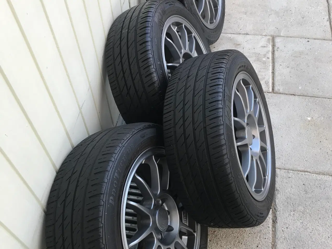 Billede 4 - Dæk og Fælge 195/50 R 15 tommer.