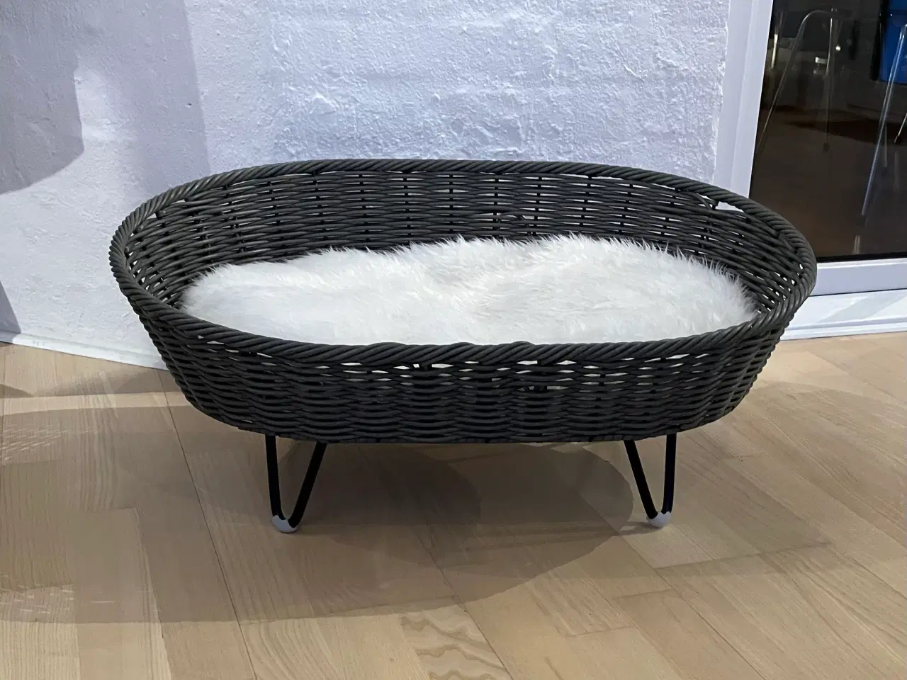 Billede 1 - Super flot hunde kurv på ben