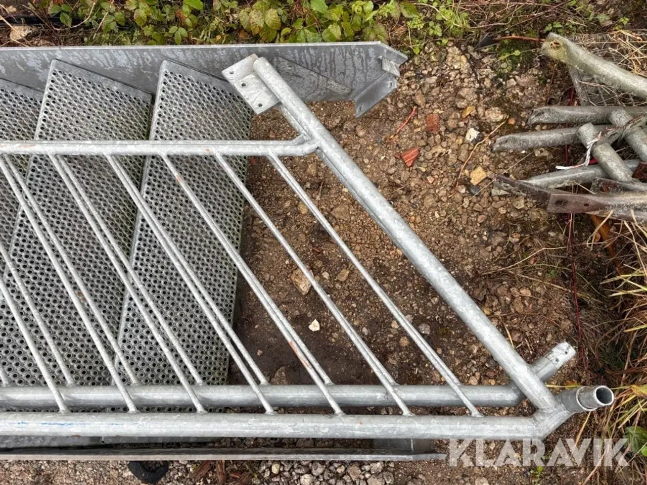 Billede 4 - Galvaniseret trappe med gelænder og repos.