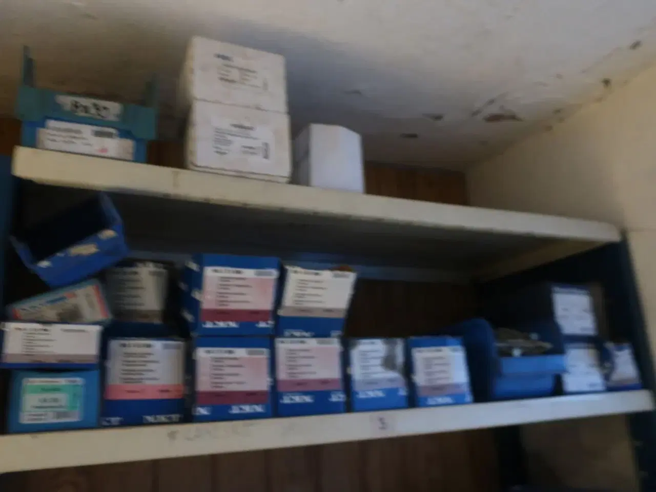 Billede 7 - 4 fag reoler inkl. indhold (se billeder)