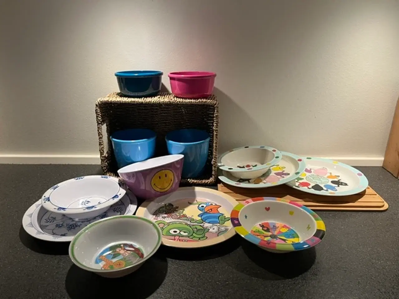 Billede 1 - Stort sæt børneservice i melamin - 14 dele inkl. k