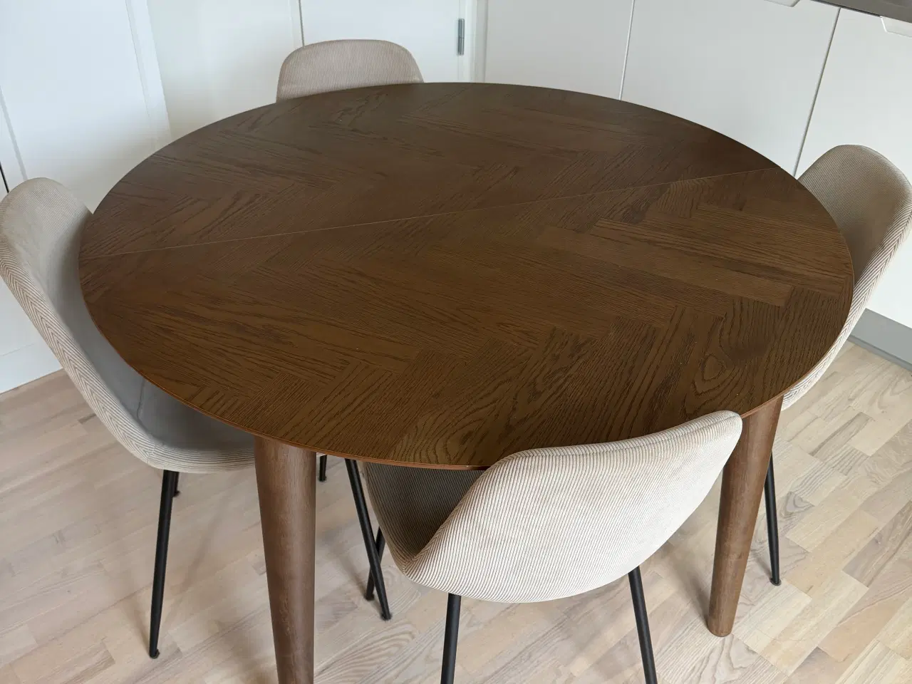 Billede 1 - Spisebord i sildeben med udtræk