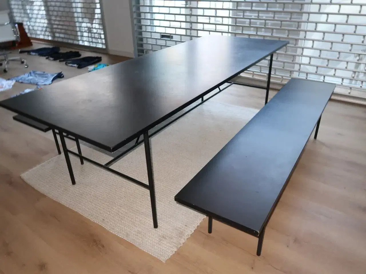 Billede 4 - Bord med 2 stk. bænke samt gulvtæppe