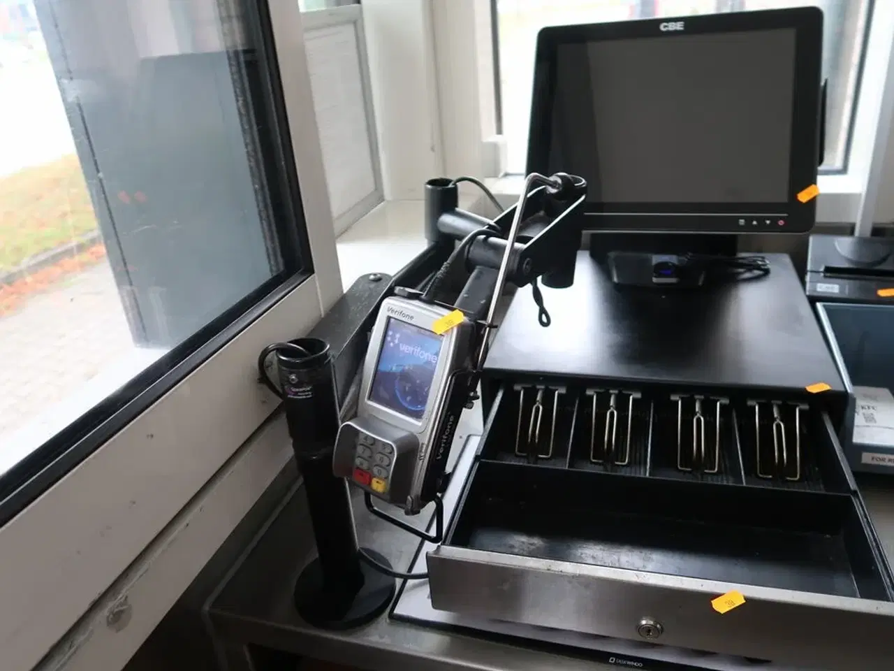 Billede 4 - Kasseapparat CBE med bonprinter, pengeskuffe, computerskærm m.m.