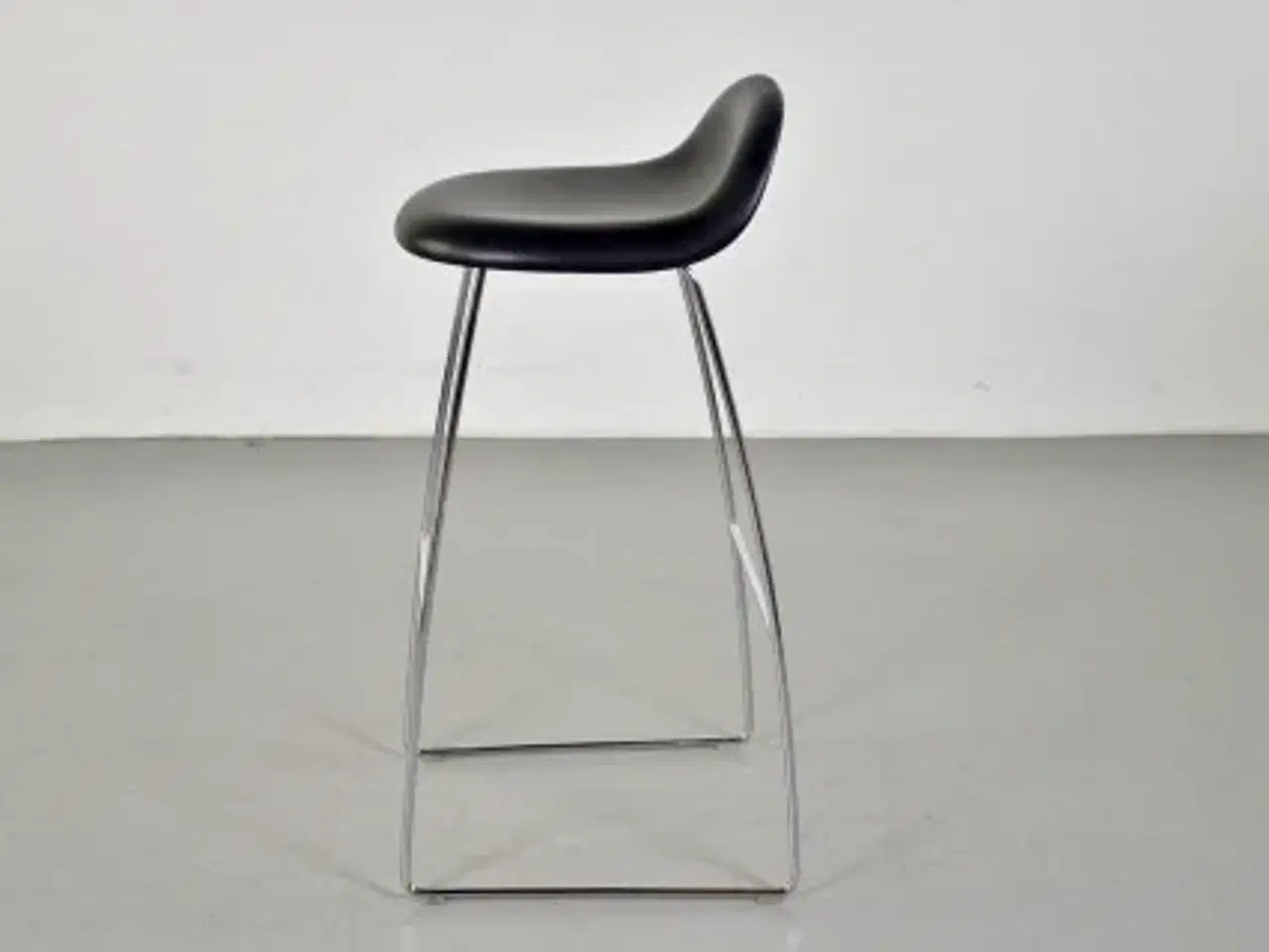 Billede 2 - Gubi barstol med sort læder polster