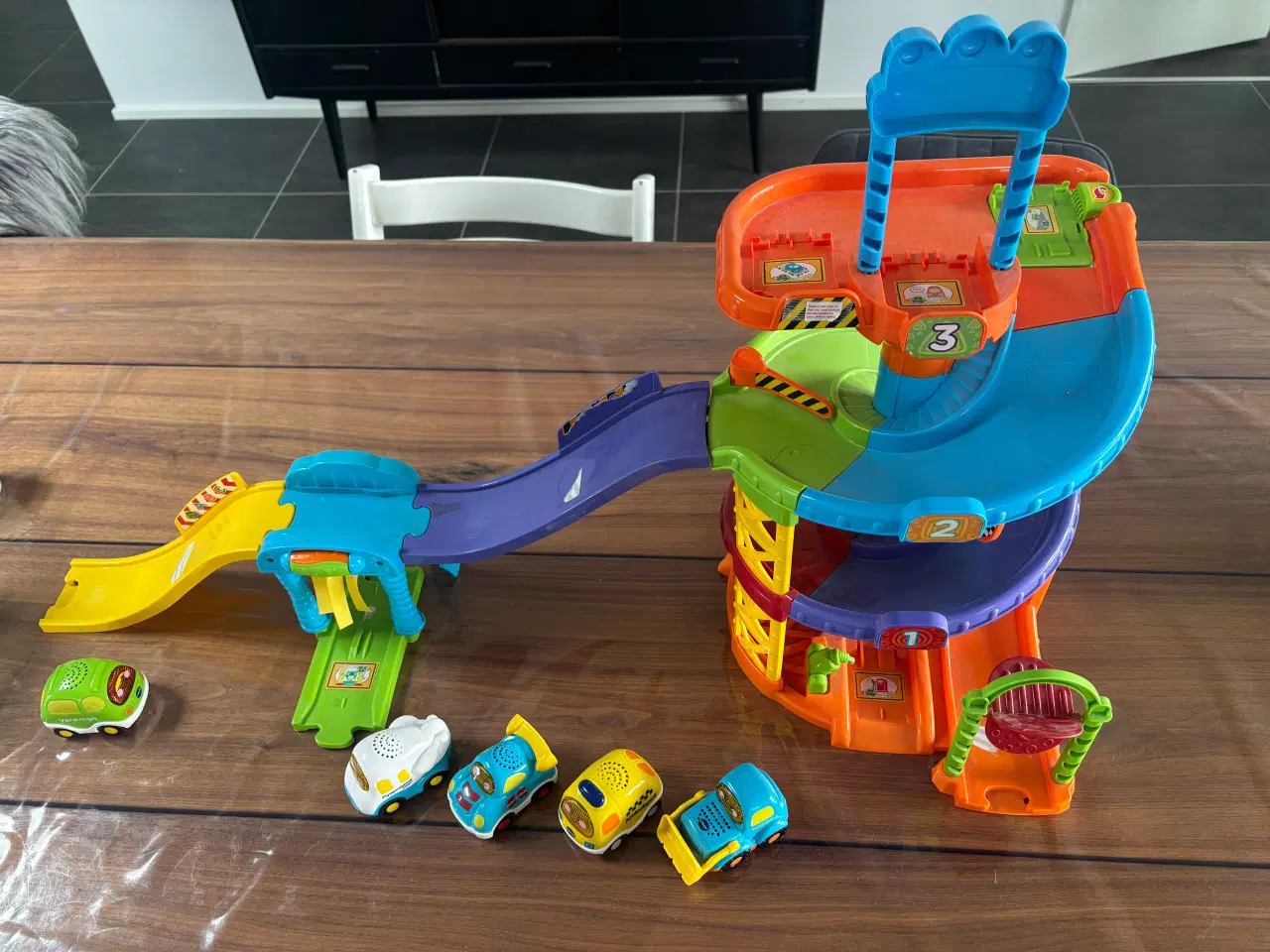 Billede 9 - Vtech parkeringshus + 4 ekstra biler