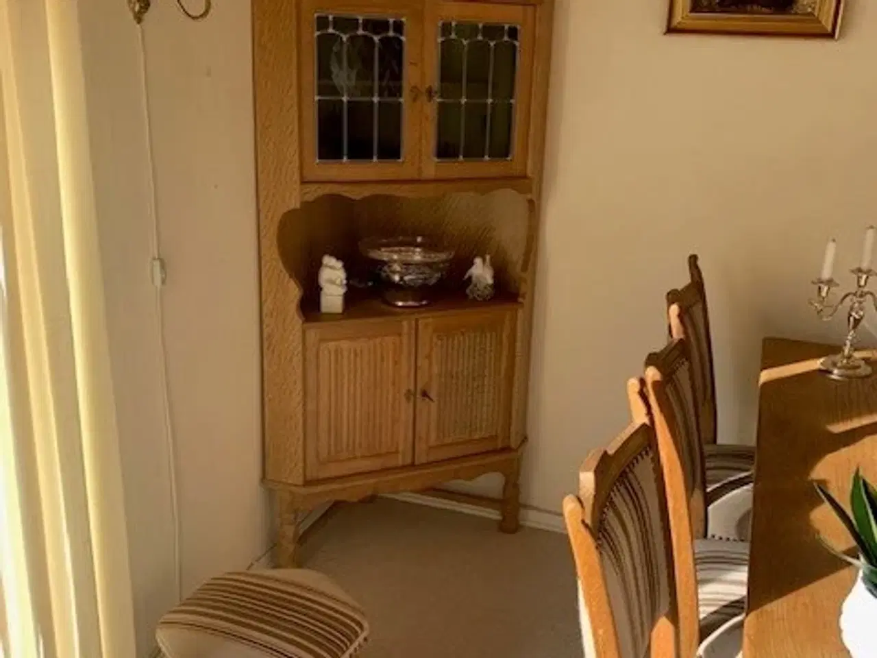 Billede 1 - Nydeligt hjørneskab i afsyret egetræ