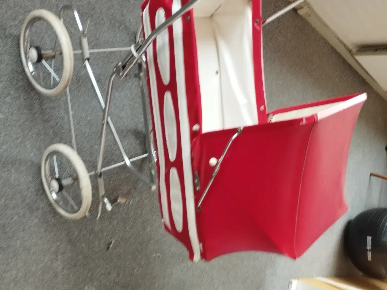 Billede 2 - Rød dukkevogn fra 1970/80