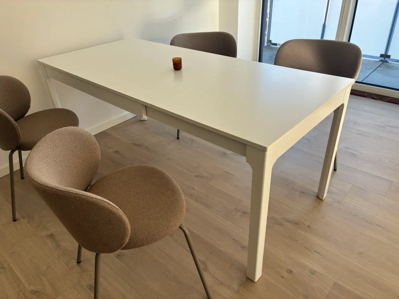 Billede 3 - Spisebord til 4 med 4 stole og ekstra plader