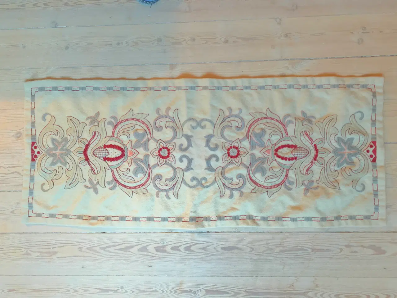 Billede 2 - Bordløbere fra, hvor håndarbejde var et "must"