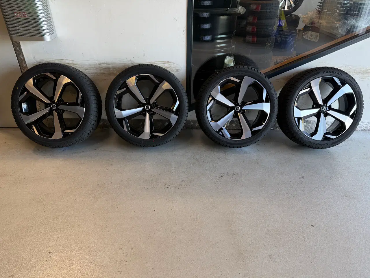 Billede 1 - Fine originale 19” Nissan alufælge med nye dæk