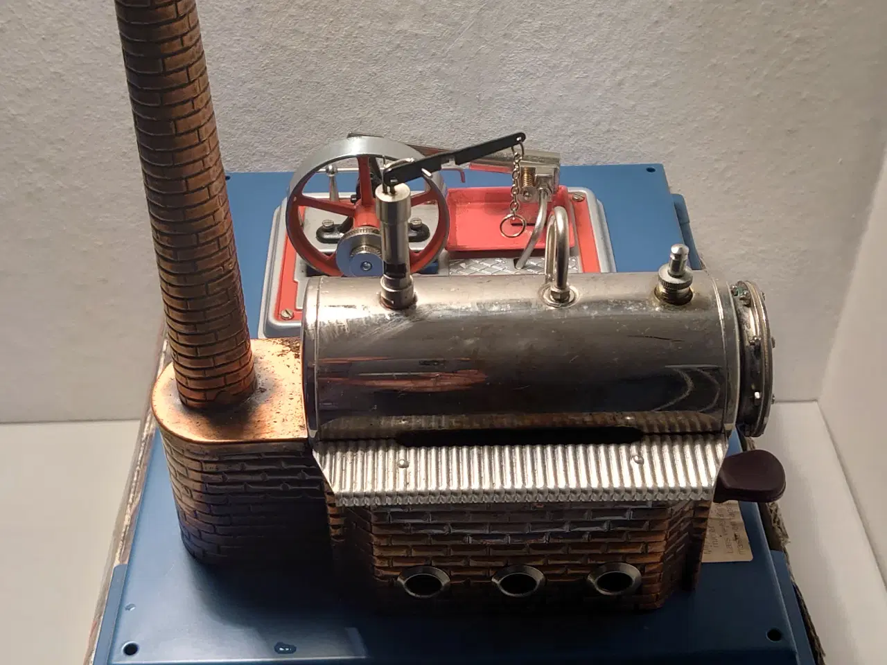 Billede 5 - Wilesco dampmaskine D12 incl.kasse, vejl. og olie.