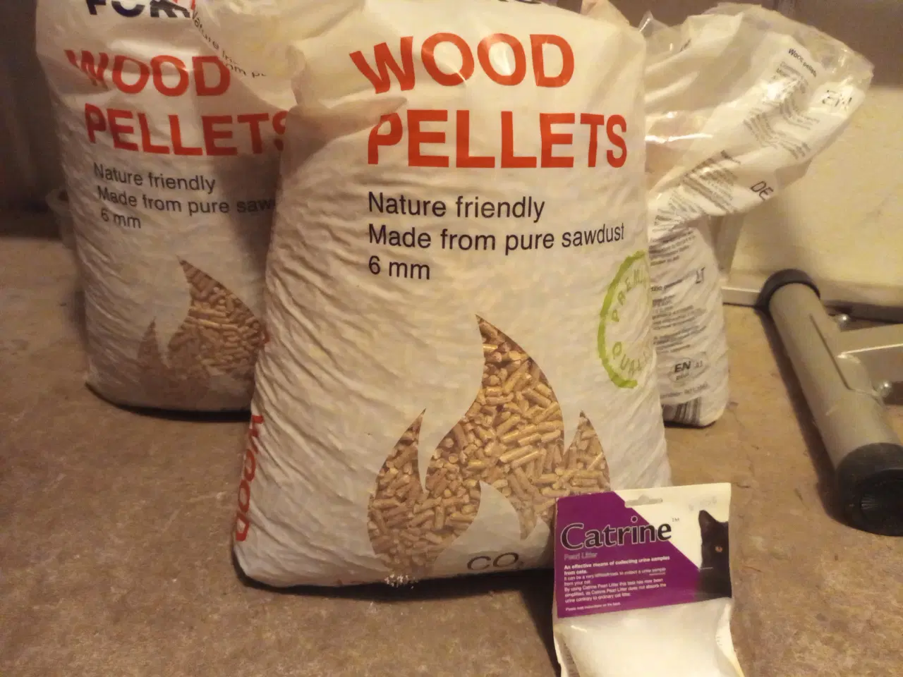 Billede 2 - Kattemad og -grus sælges, stykvis eller samlet