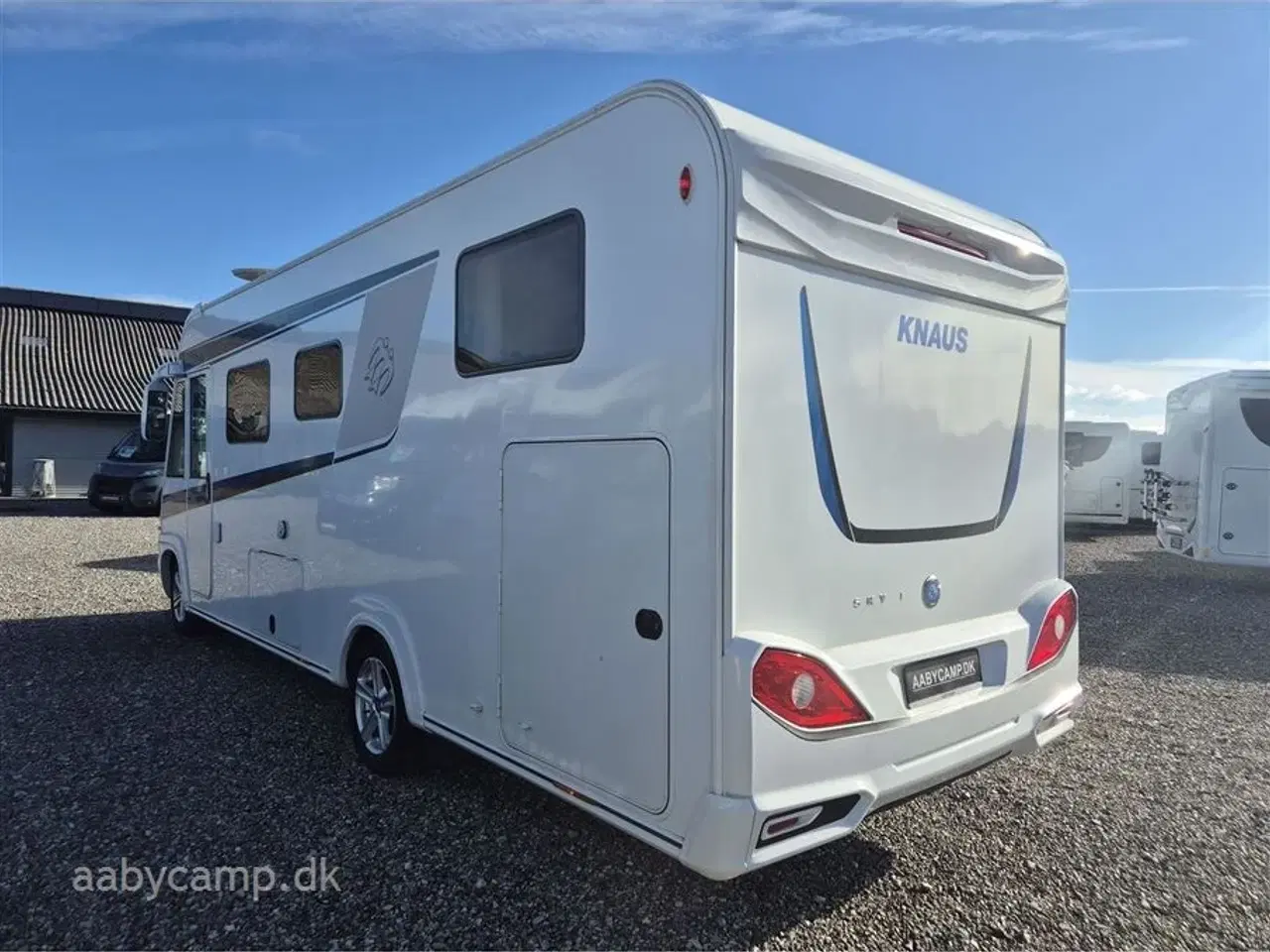 Billede 3 - 2018 - Knaus Sky I 700 LEG   Automatgear. markise. 2x batterier. 2x solceller. Dometic A/C. Elektrisk indgangstrin. Dellæder.