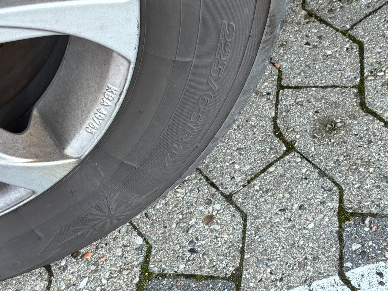 Billede 1 - Næsten nye dæk med fælge 