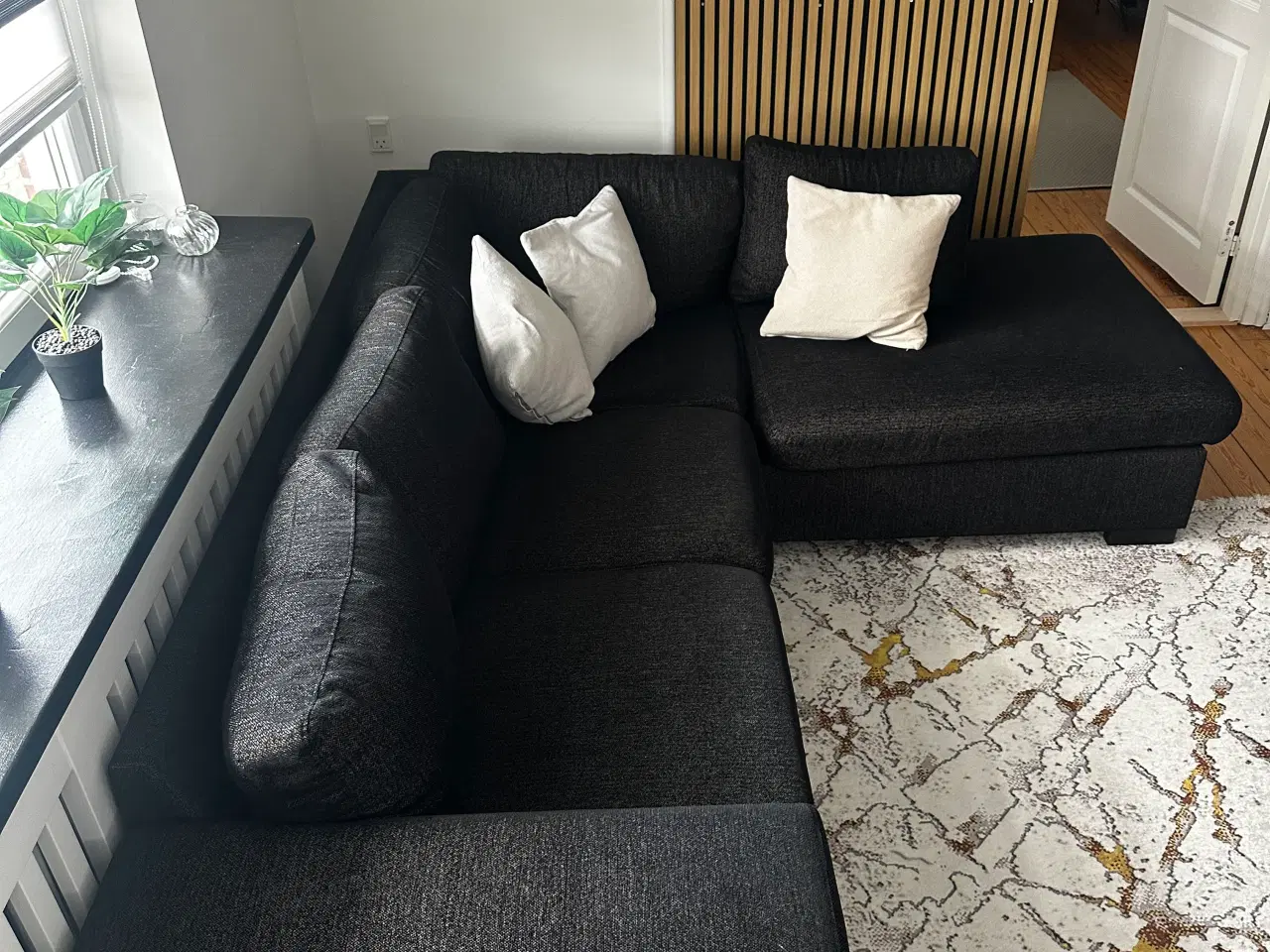 Billede 2 - Stilren mørk hjørnesofa med chaiselong