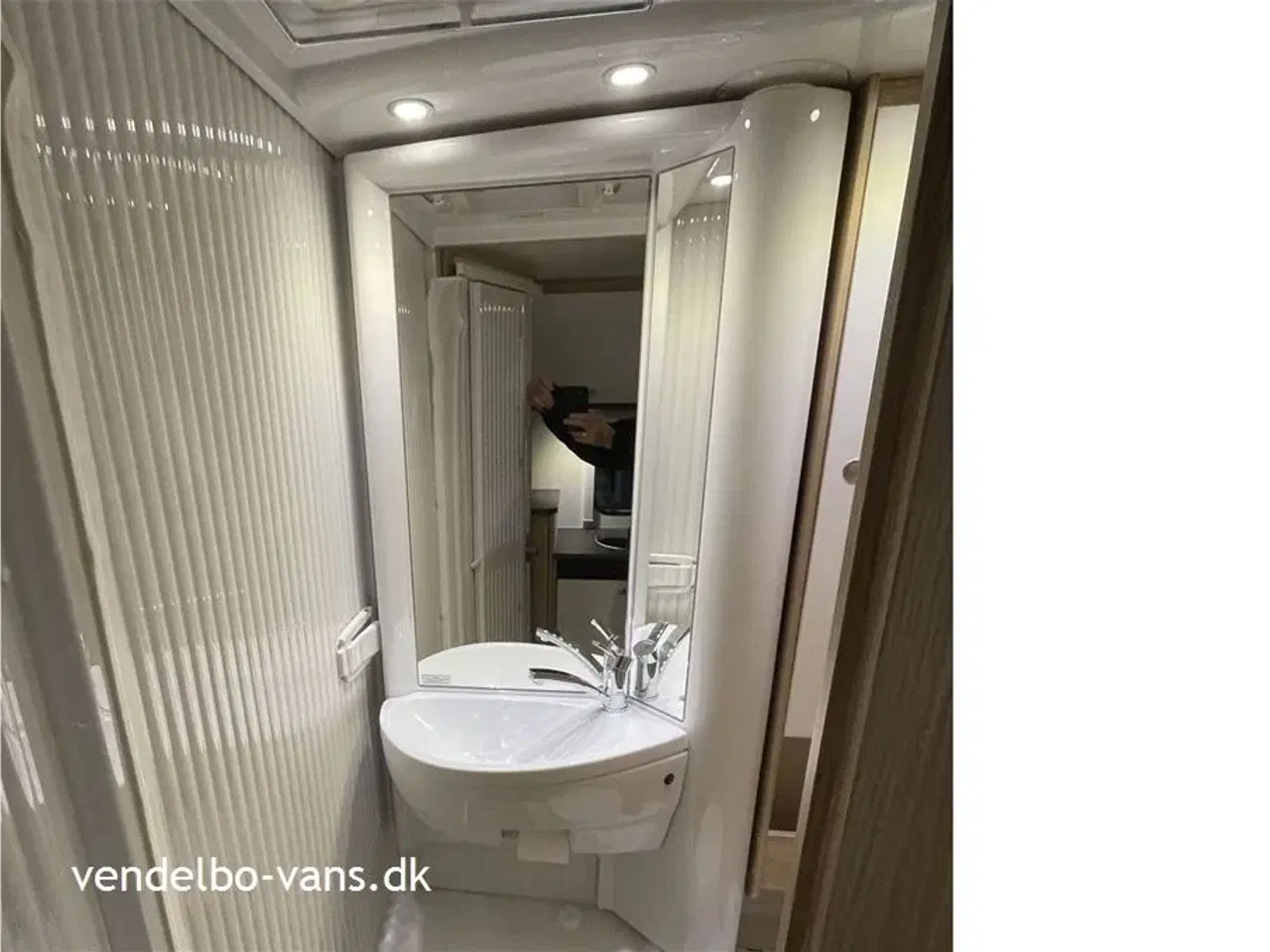 Billede 16 - 2021 - SunLight VAN V66 Adventure Edit   Enkelsenge og garage - kun 6,5 m lang