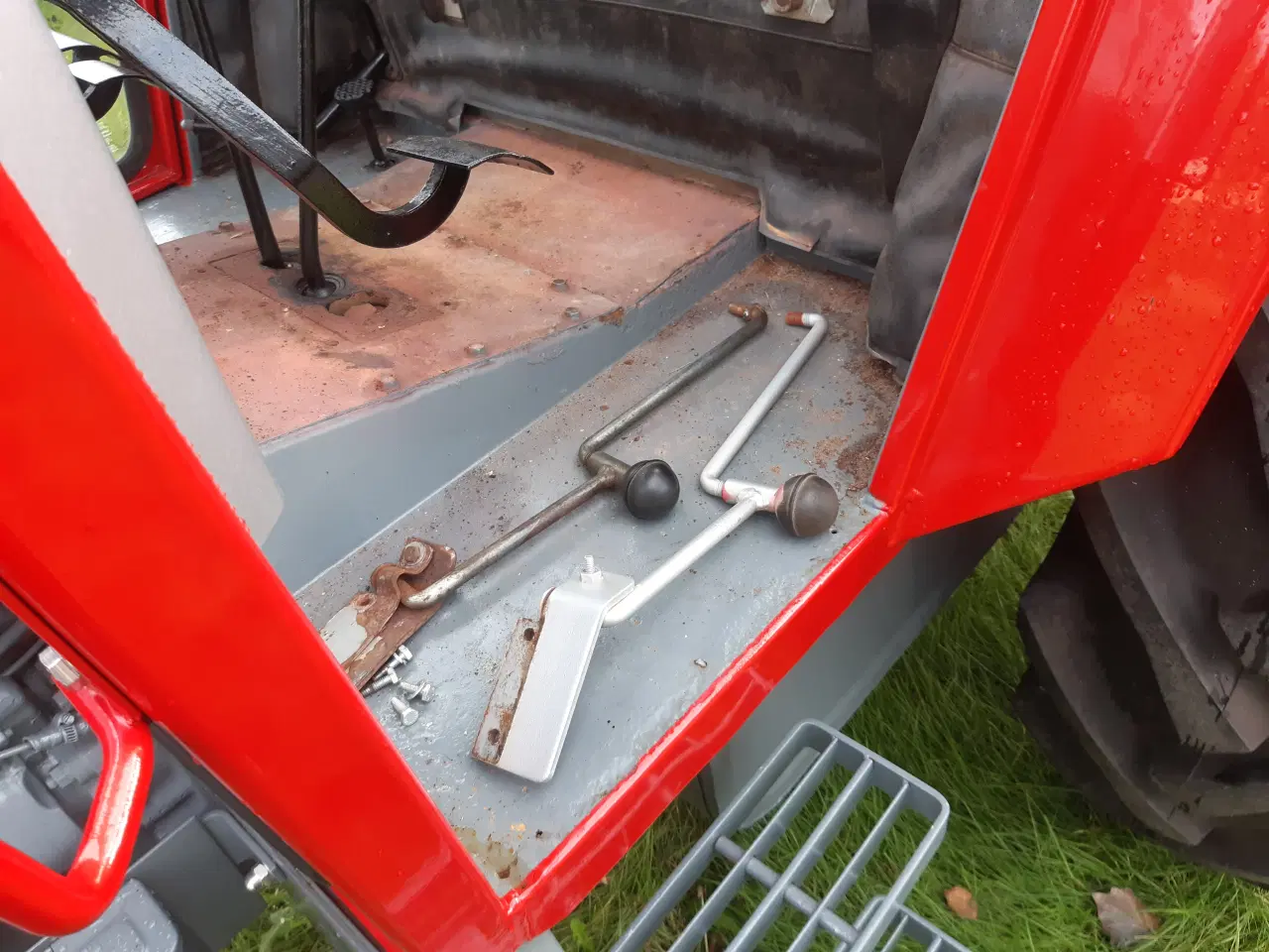 Billede 1 - Original  dørholder/håndtag massey ferguson 575. 