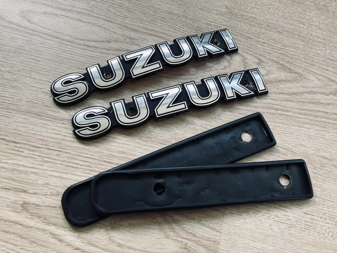 Billede 1 - Suzuki GS tank emblemer