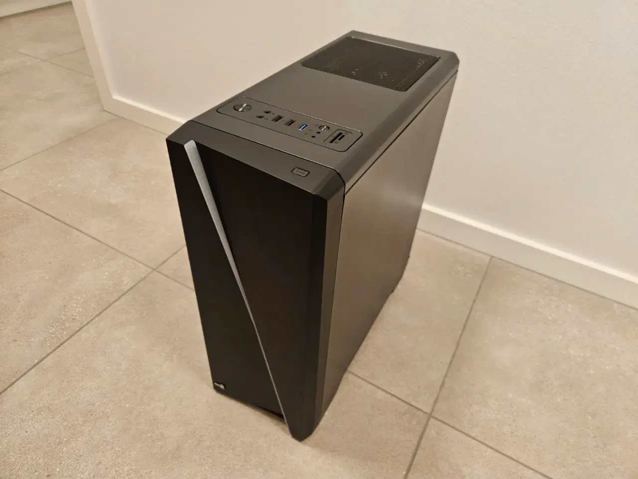 Billede 2 - AeroCool Cylon – ATX kabinet med RGB-lys