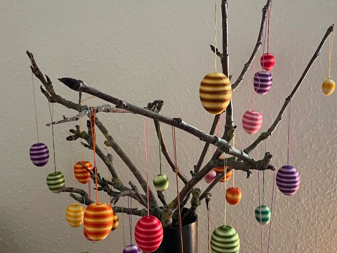 Billede 1 - 26 tråd håndviklede æg til ophæng. Pris pr. stk..