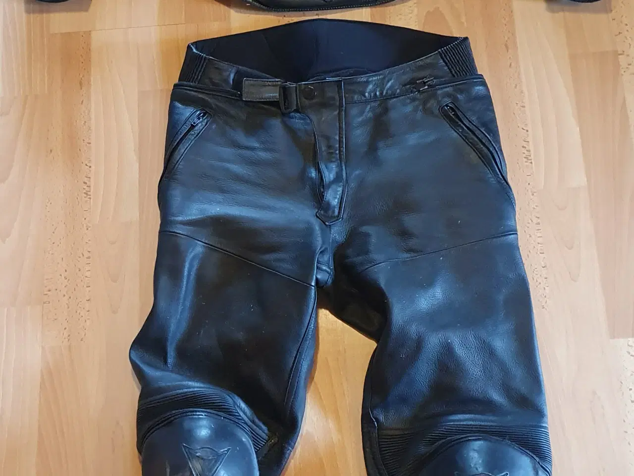 Billede 6 - Dainese to-delt læderdragt i str. 54/52