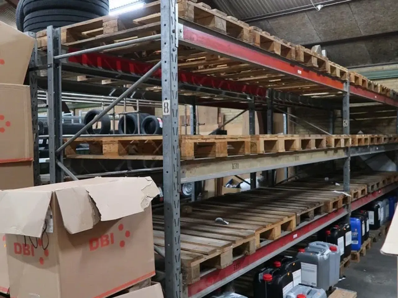 Billede 1 - 2 fag lagerreoler med indhold