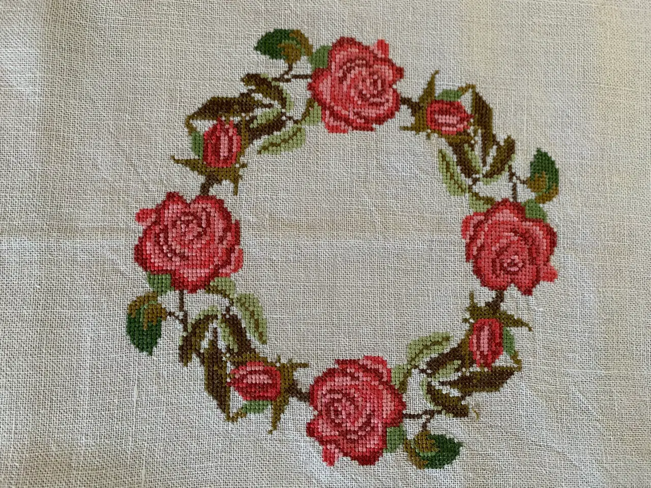 Billede 3 - Smukt broderet dug i hør