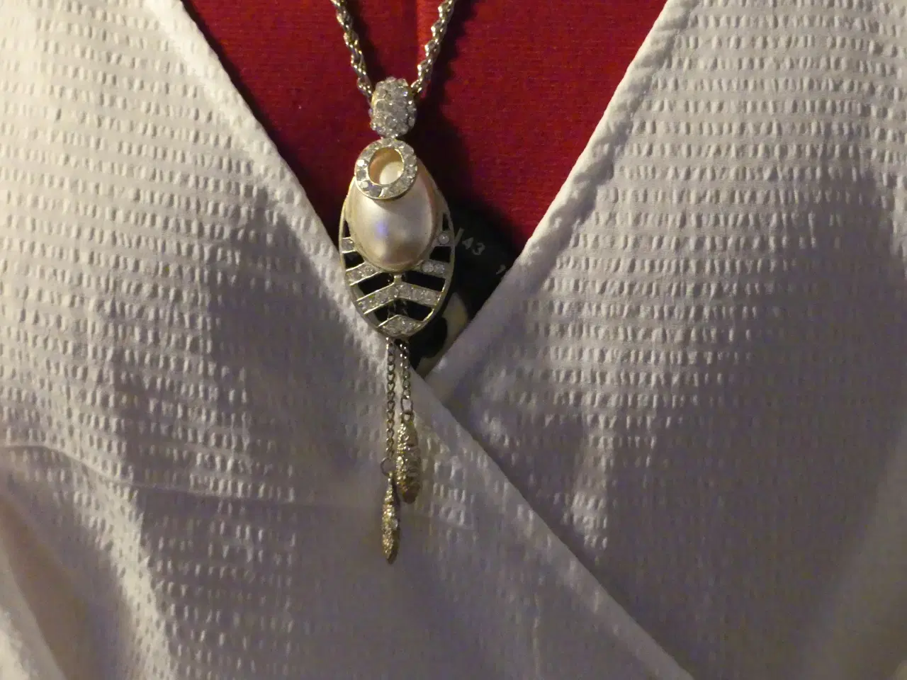 Billede 3 - Sølvfarvet snoet halskæde med ovalt vedhæng