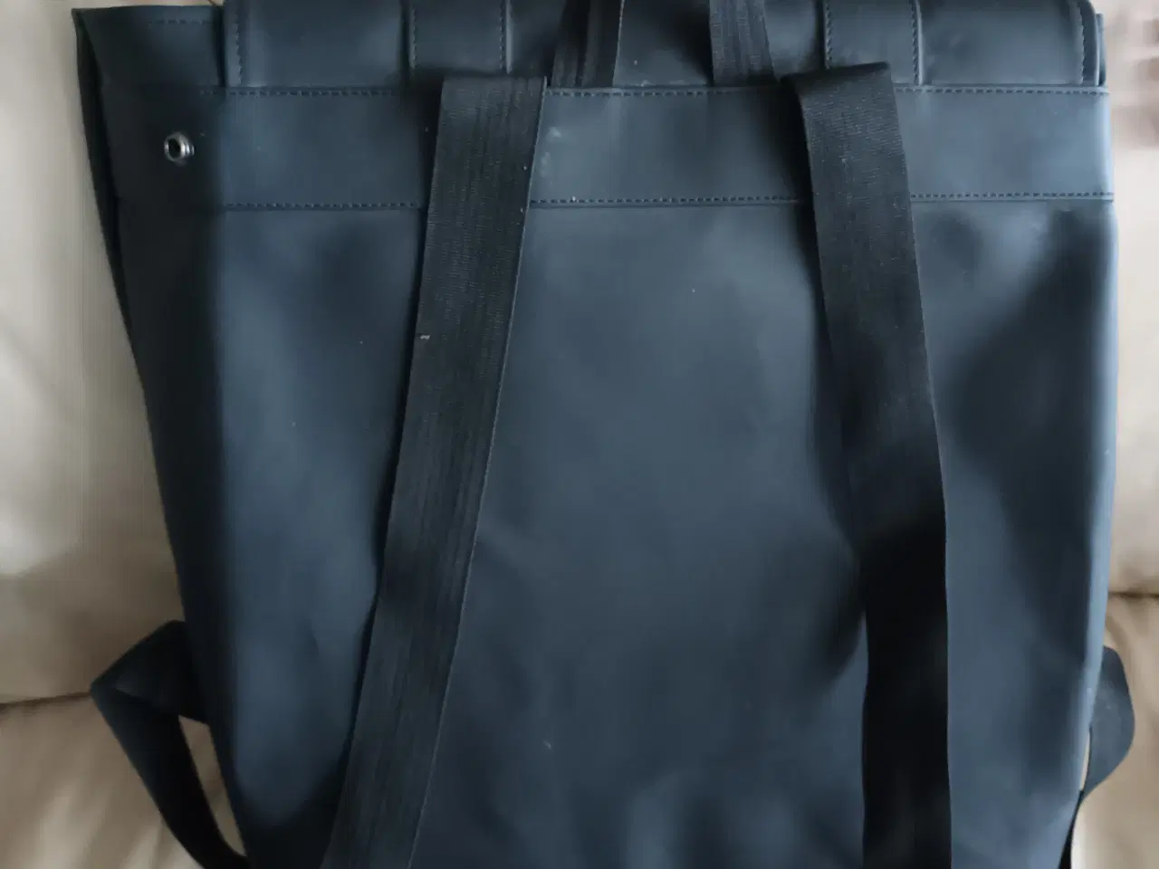 Billede 2 - Stor Ny Rains Rygsæk 42x37 cm Nypris 1000,-kr