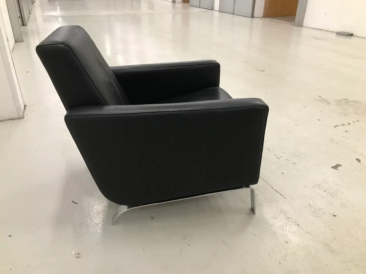 Billede 6 - Lounge stol fra Boconcept i sort anilin læder.