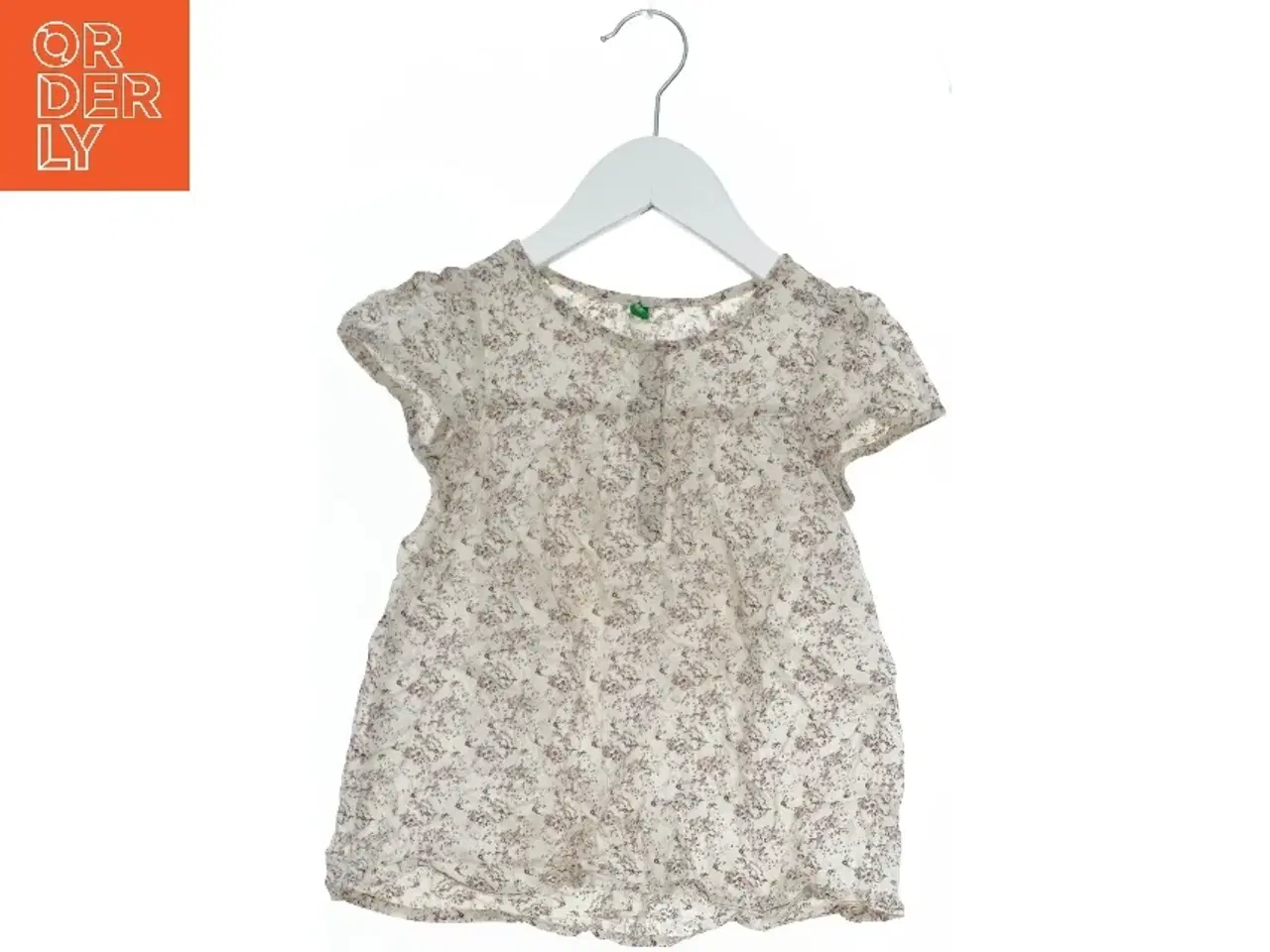 Billede 1 - Blomstret bluse til børn fra United Colors Of Benetton (str. 104)