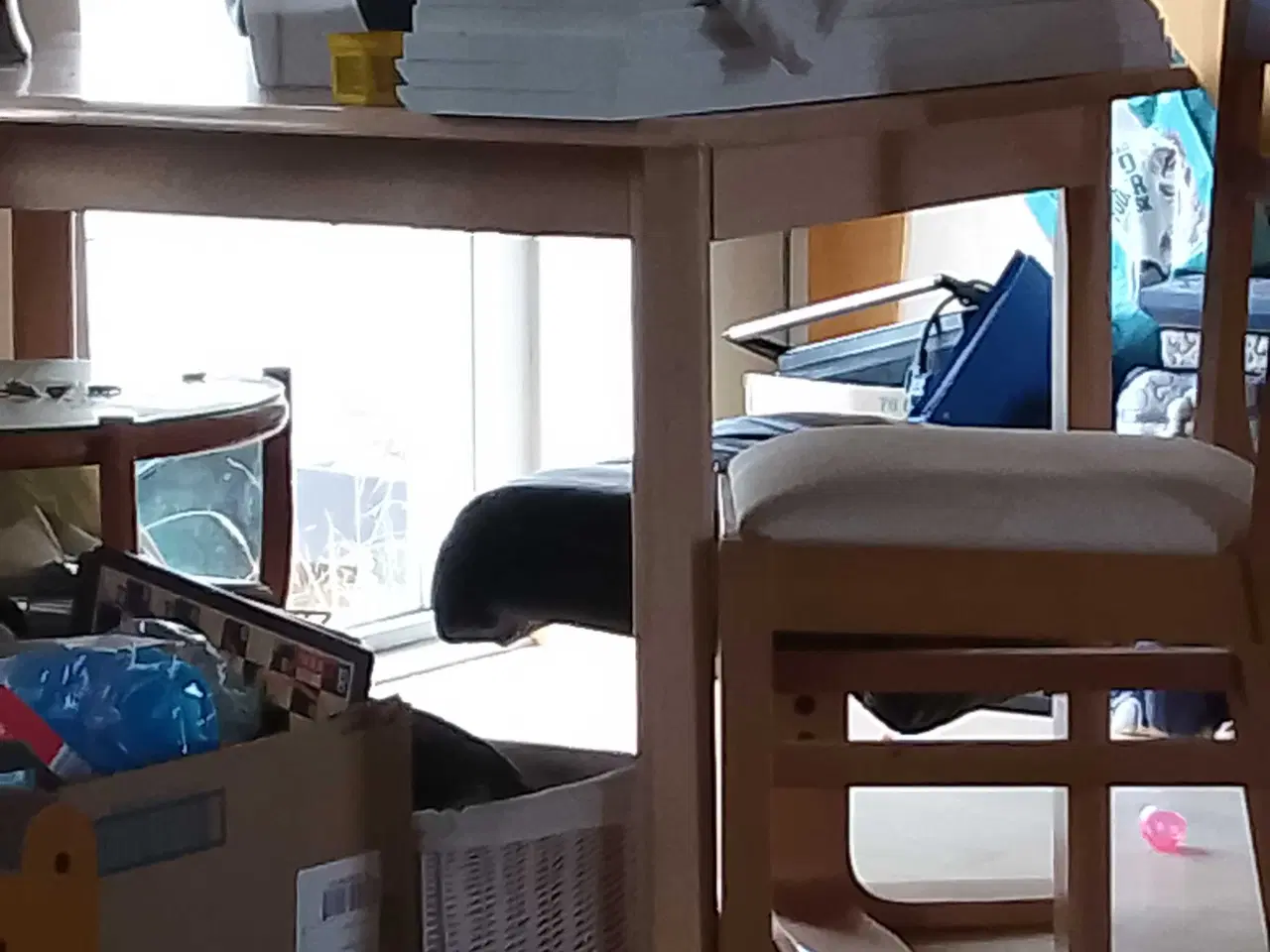 Billede 1 - Spisebord ude stole i lyst træ 