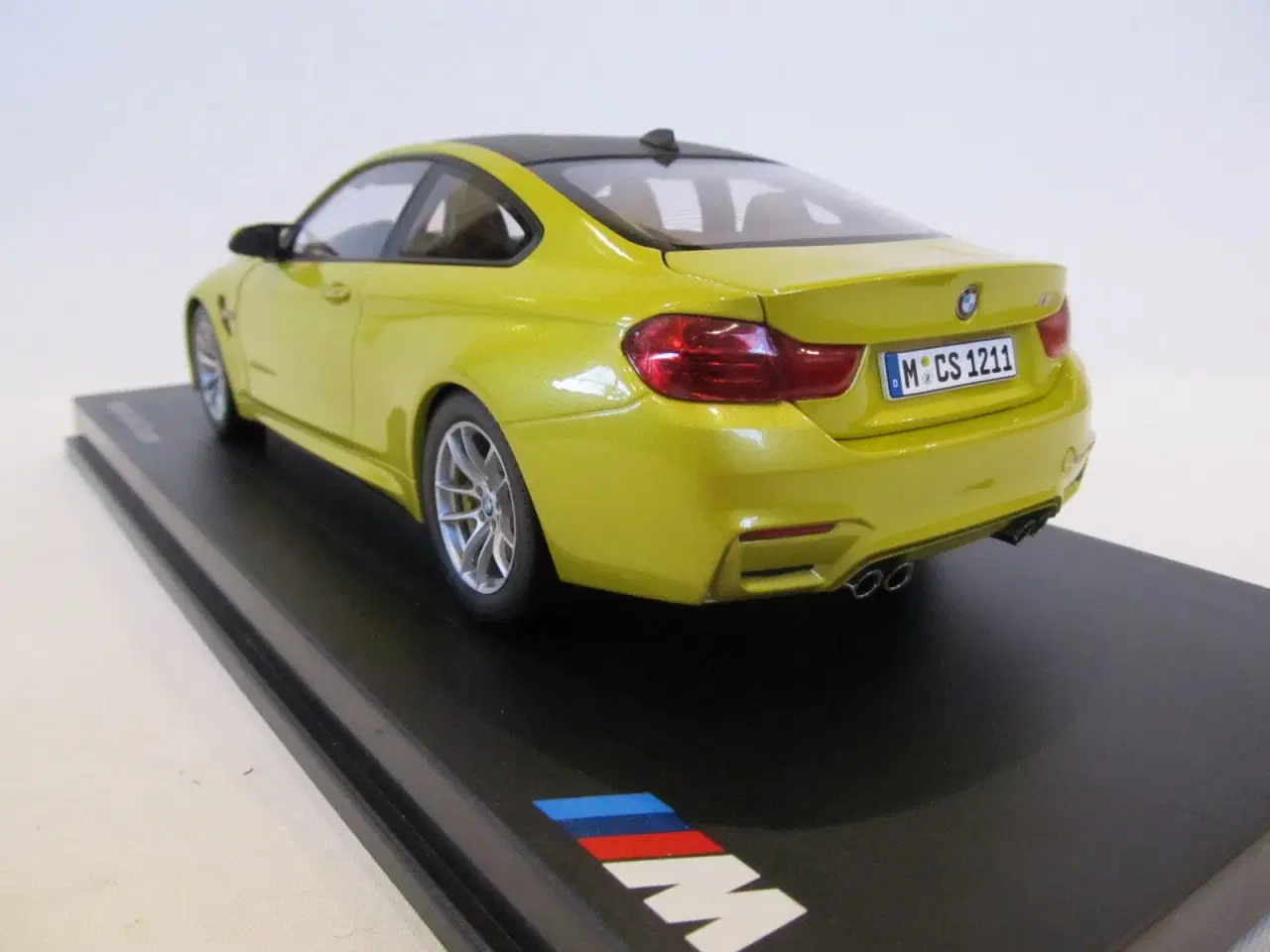 Billede 3 - 2014 BMW M4 Coupé F82 1:18  Farve: Austin Yellow 