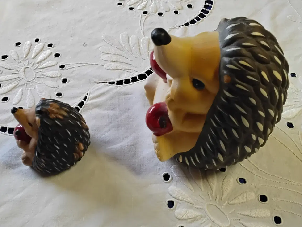 Billede 4 - 2 pindsvin figurer i keramik- højde ca 17 og 9 cm 