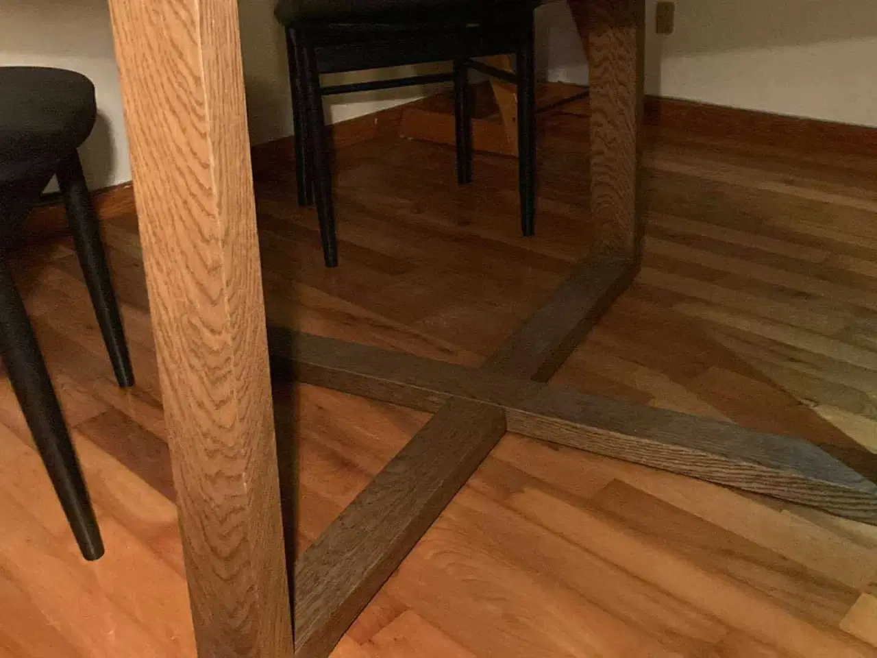 Billede 6 - Lækkert spisebord i egetræsfiner brun bejdse