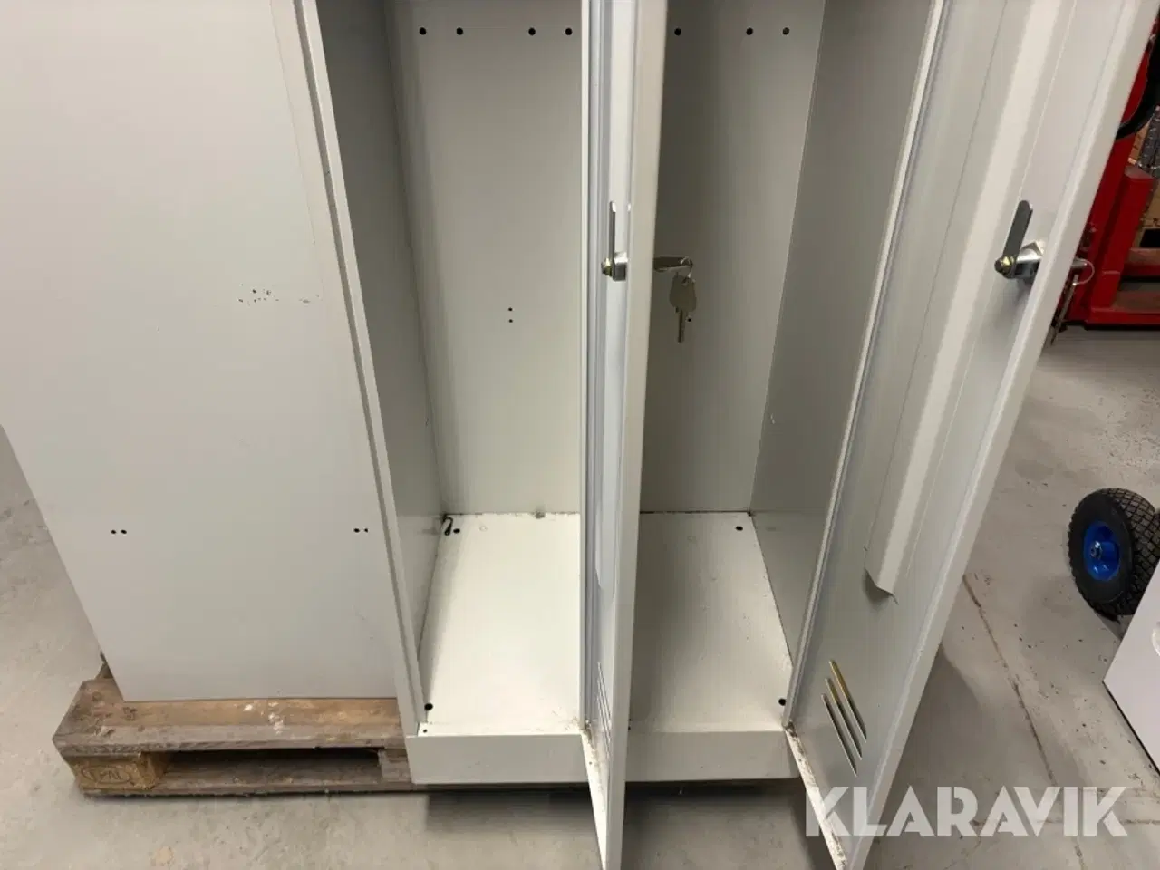 Billede 9 - Omklædningsskabe i stål 3 styk.