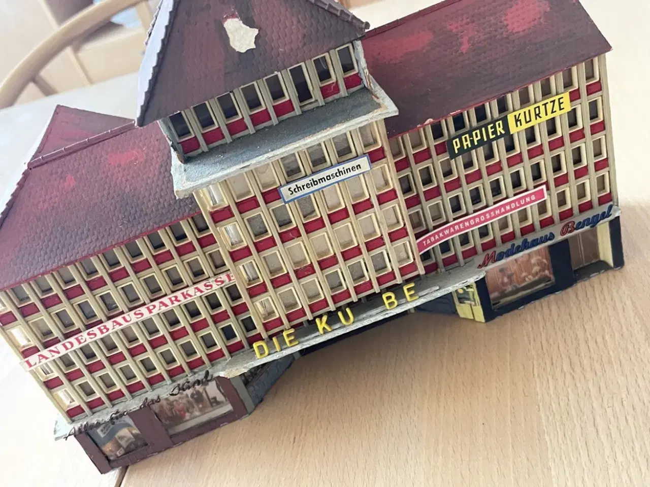 Billede 1 - Stor butik center modeltogtilbehør hus skala H0