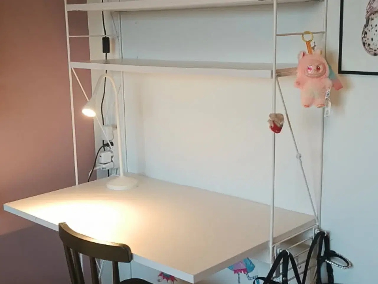 Billede 2 - Skrivebord med indbygget hylder + stol