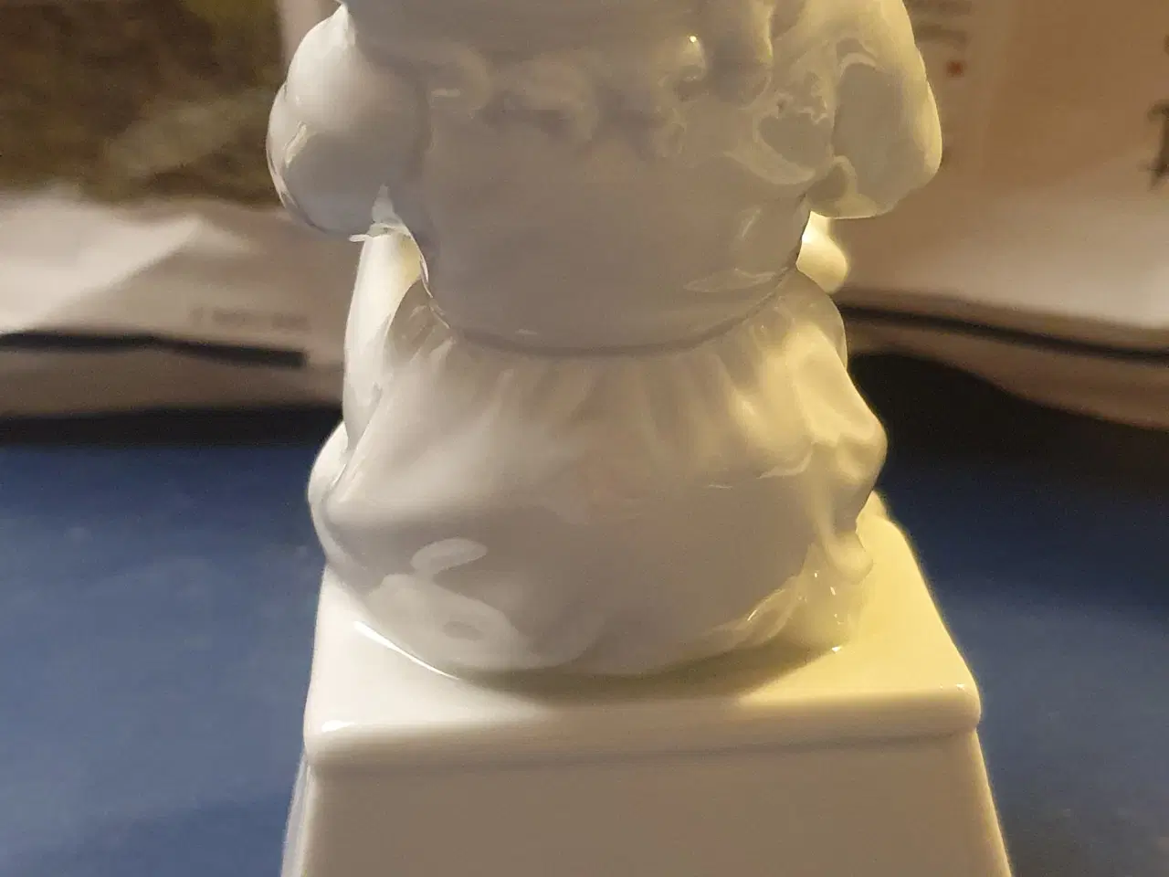 Billede 3 - Porcelænsfigur pige sidder på skammel og klør sig 