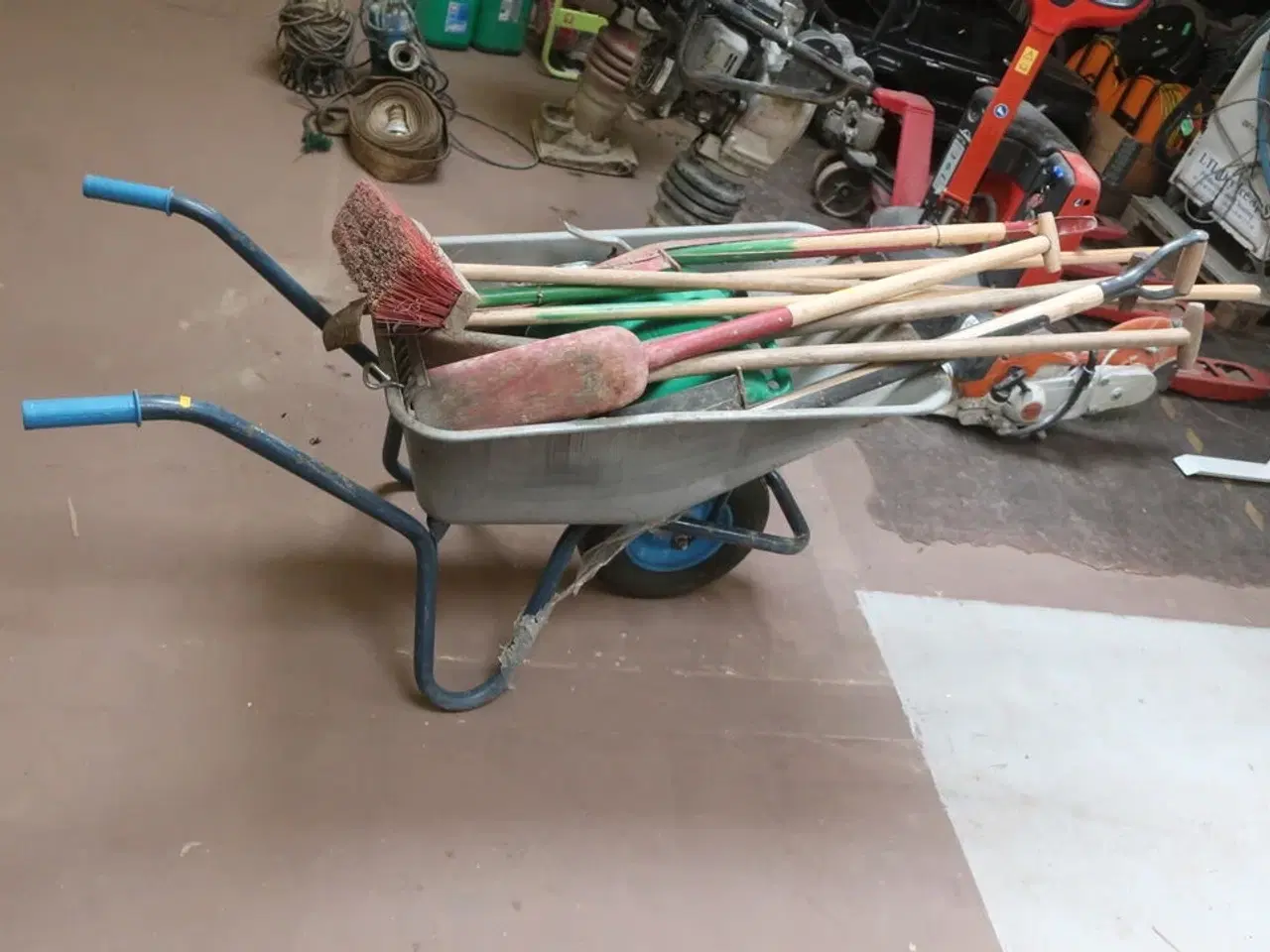 Billede 1 - Trillebør med indhold