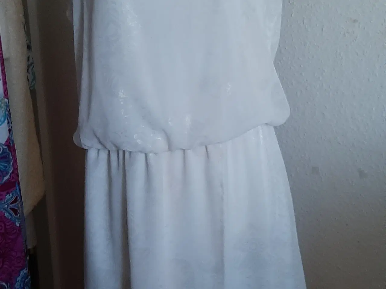 Billede 8 - Kjole-smuk Hvid med mønster-medi længde/str: M.