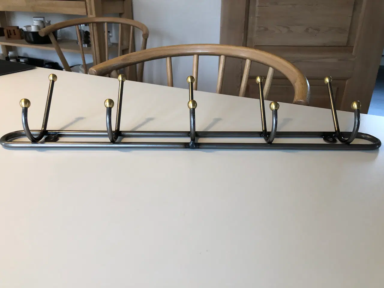 Billede 4 - Knagerække i lakeret stål med messing "dutter"