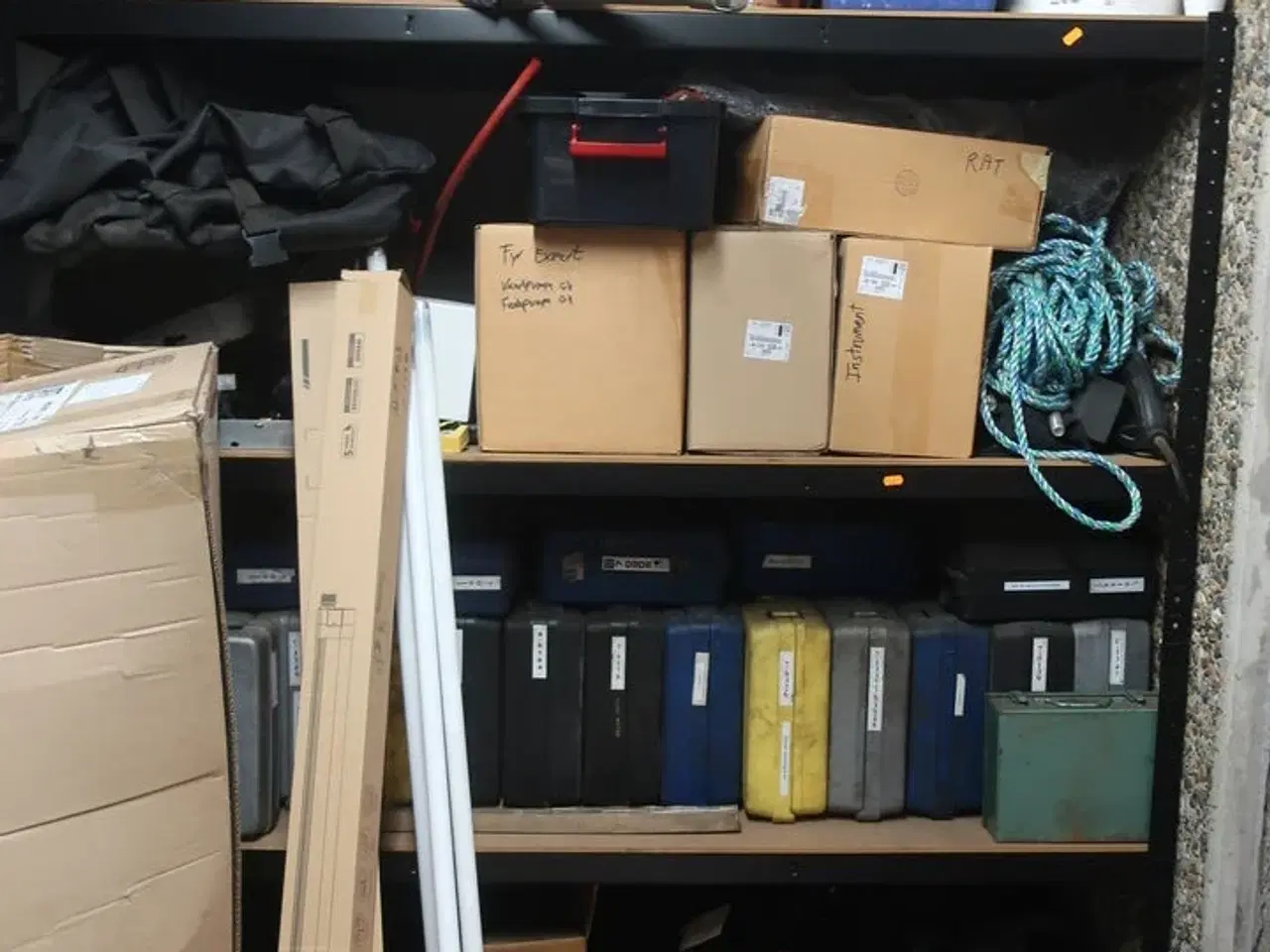 Billede 6 - Reol med indhold samt støvsugere