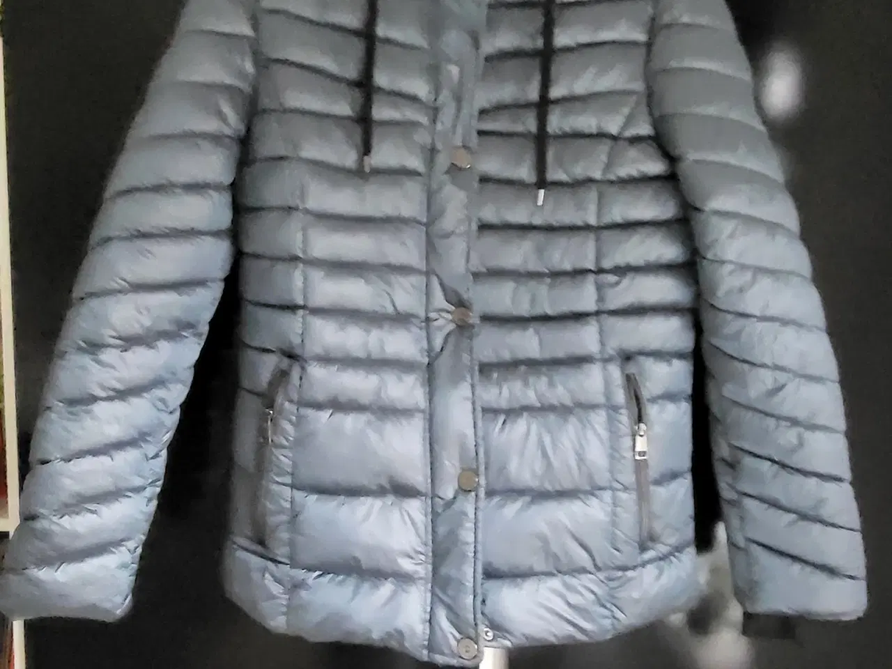 Billede 3 - Flot ny jakke med hætte